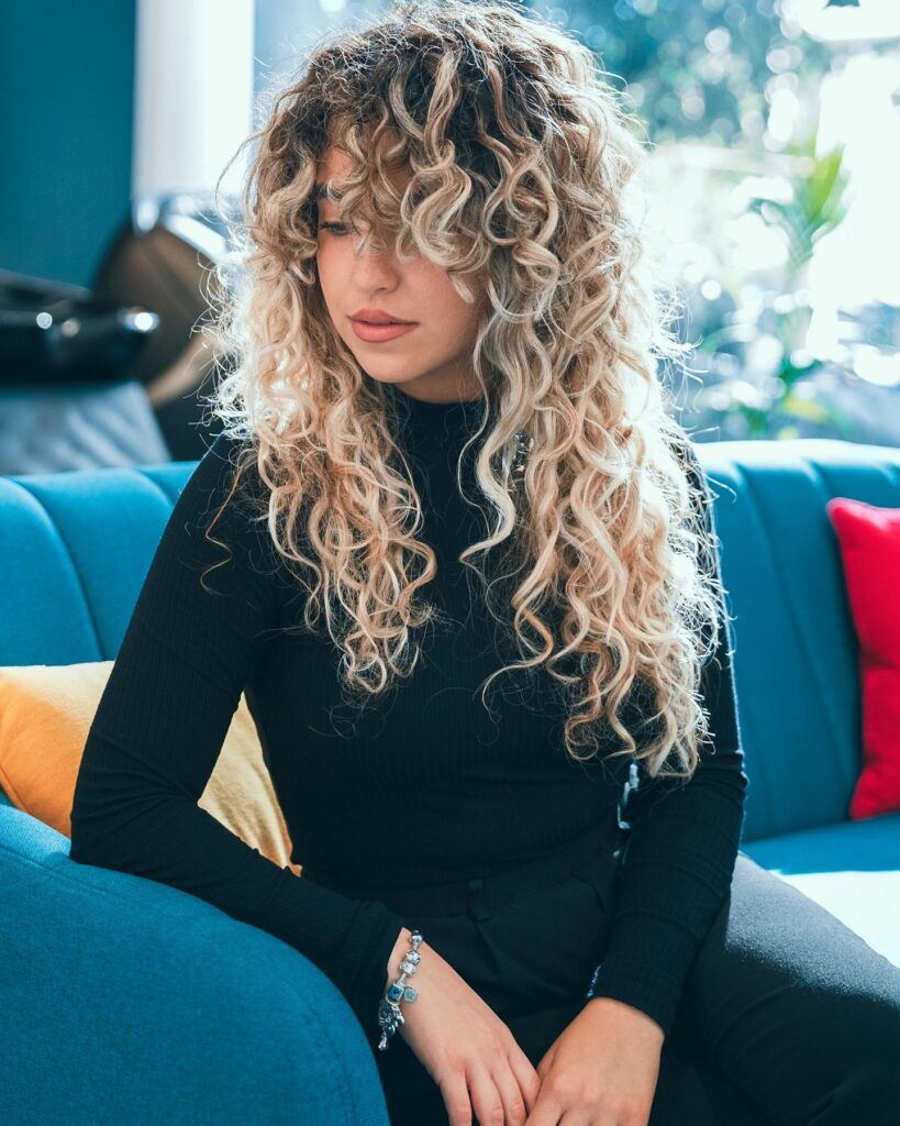 איך לעצב תלתלים? טיפים לעיצוב תלתלים וחומרים מומלצים